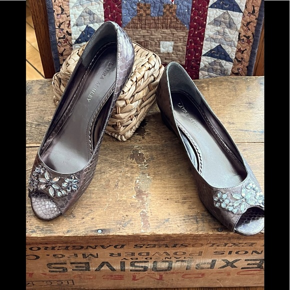 Laura Ashley Shoes - 😍Beautiful LAURA ASHLEY Be-Jeweled Bronze Peep-Toe Shoes-9- GREAT CONDITION😍